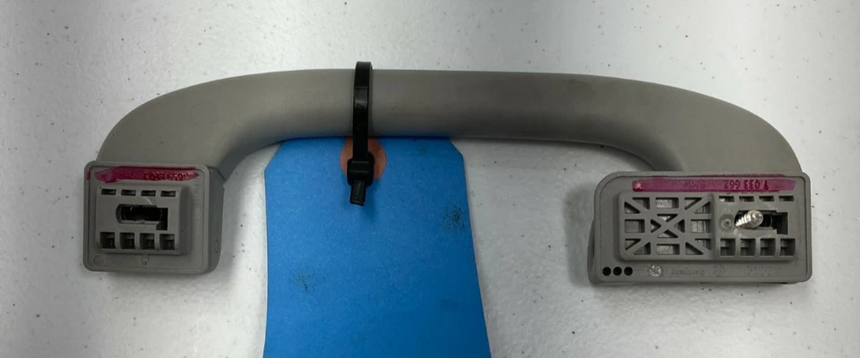 04-10 BMW 525i pasajero trasero derecho interior techo agarre manija OEM Foto 2 de 3