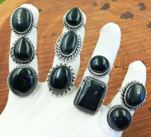 Hermoso anillo de lujo hecho a mano con piedras preciosas de ónix negro enchapado en plata de ley 925 Foto 2 de 3