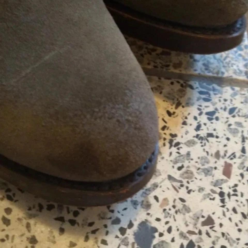 Bota Corta Frye Jane con Tirantes • Cuero Gamuza Gris con Cuero Marrón Buen Estado Foto 2 de 4