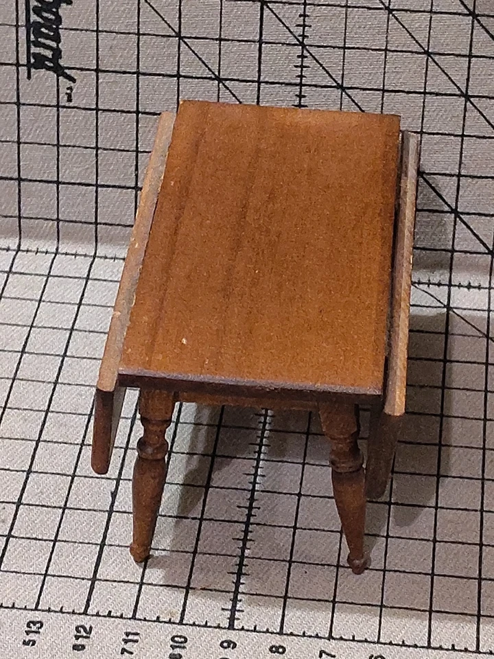 Mesa de cocina de madera hecha a mano Shackman vintage para casa de muñecas y 2 sillas inferiores Caín Foto 2 de 4