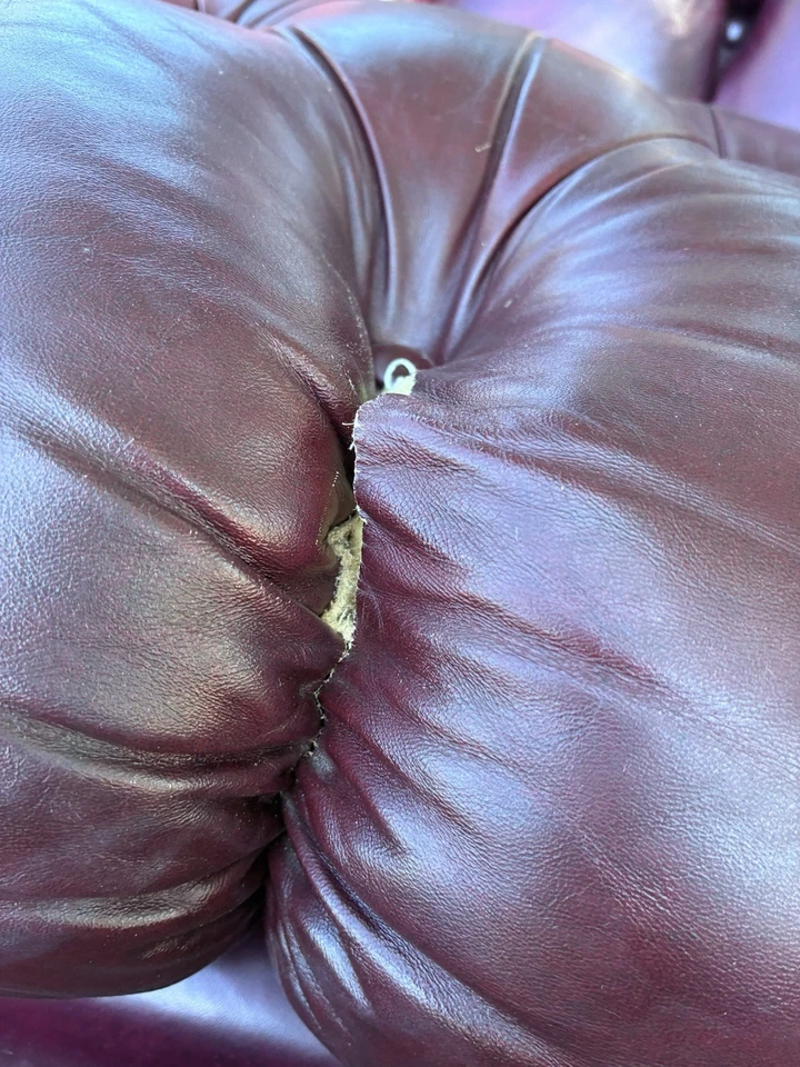 Sofá de cuero rojo Chesterfield Foto 4 de 4