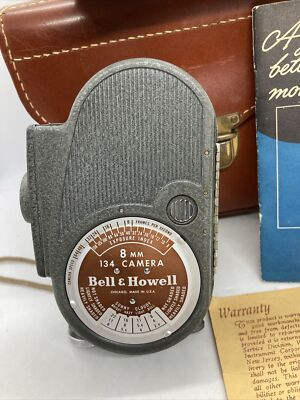 VTG BELL & HOWELL 8MM 134 MOVIE CAMERA W/Case, Handle