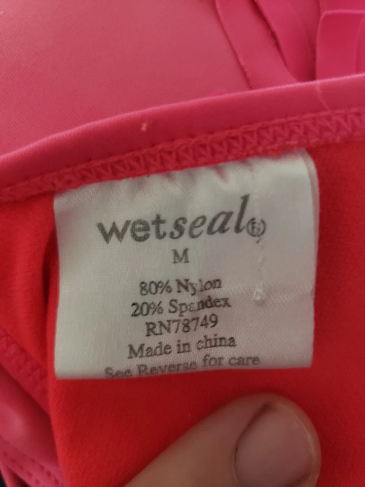 Terno de banho WetSeal rosa quente com borlas tamanho M elastano de náilon RN# 78749 - Imagem 3 de 3