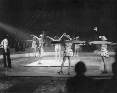 The Genoa Girls perform with the Bertram Mills Circus 1950 OLD PHOTO