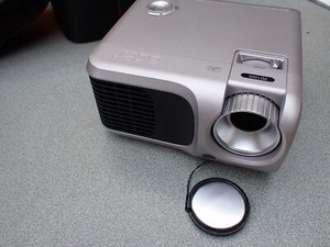 Acer Pd100S -  "praktisch neu", 2 Std. gelaufen. Allein Lampe = 230 €. Beamer