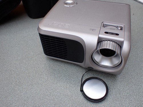 Acer Pd100S -  "praktisch neu", 2 Std. gelaufen. Allein Lampe = 230 €. Beamer .