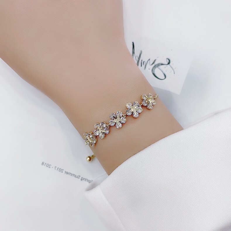 Charming White Zircont Crystal Flowers 18KGP Adjustable Bracelet