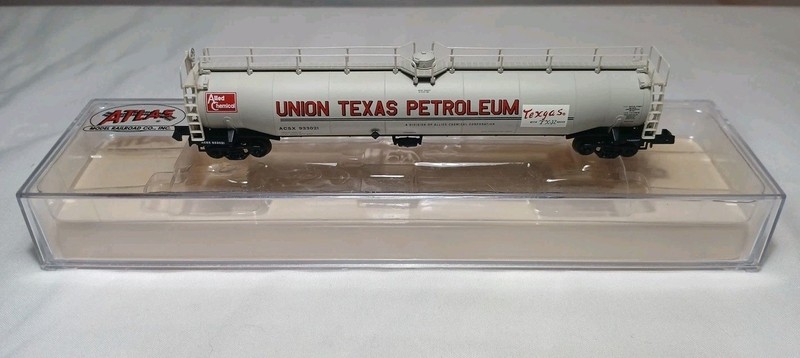 37082-UNION TEXAS PETROL 17205 N-Scale ACF 33,000 Gal. "Whale Belly" Tank ATLAS