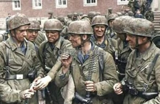 WW2 PICTURE PHOTO GERMAN SOLDIERS PARATROOPERS TALK 6605