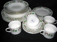 GIBSON EVERYDAY CHRISTMAS CHARM 20 pc Dinnerware Set Holly Berry Service for 4