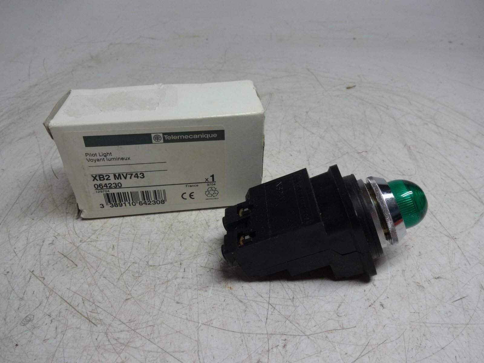 Schneider Telemecanique XB2-MV743 / XB2MV743 New Green Pilot Light