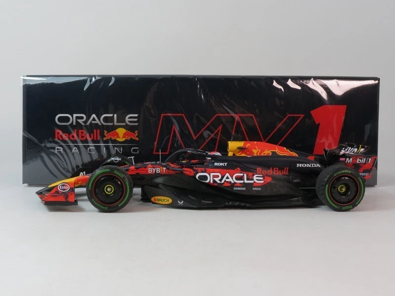 Minichamps Red Bull RB20 Verstappen World Champion 2024 British 1/18 110241201 - Immagine 2 di 4