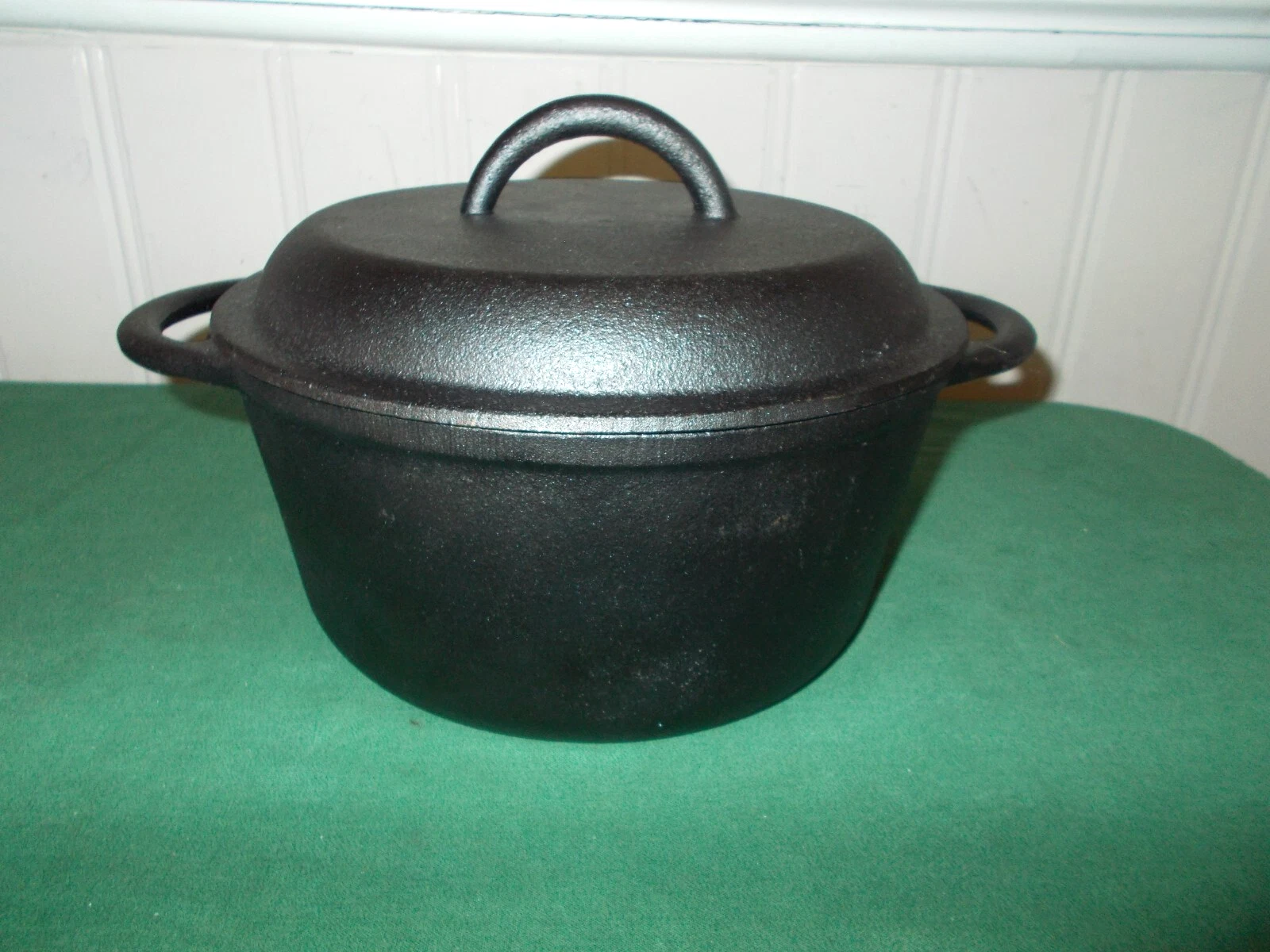 CAST IRON 5 QUART COUNTRY CABIN DUTCH OVEN IN BOX PRE-SEASONED NEVER USED!