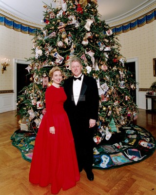 BILL & HILLARY CLINTON STANDING IN FRONT OF CHRISTMAS TREE - 8X10 PHOTO (BB-128)