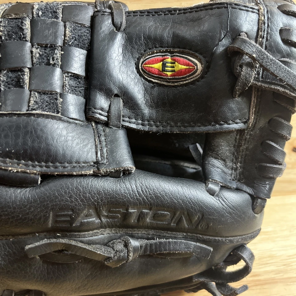 Guante de béisbol Easton "Black Magic" 12,5" derecho #BMX 125B. Juventud. Foto 2 de 4