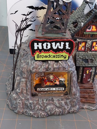 Department 56 Halloween Village HOWL Radio Broadcasting Building *Has Chip* - Picture 4 of 13