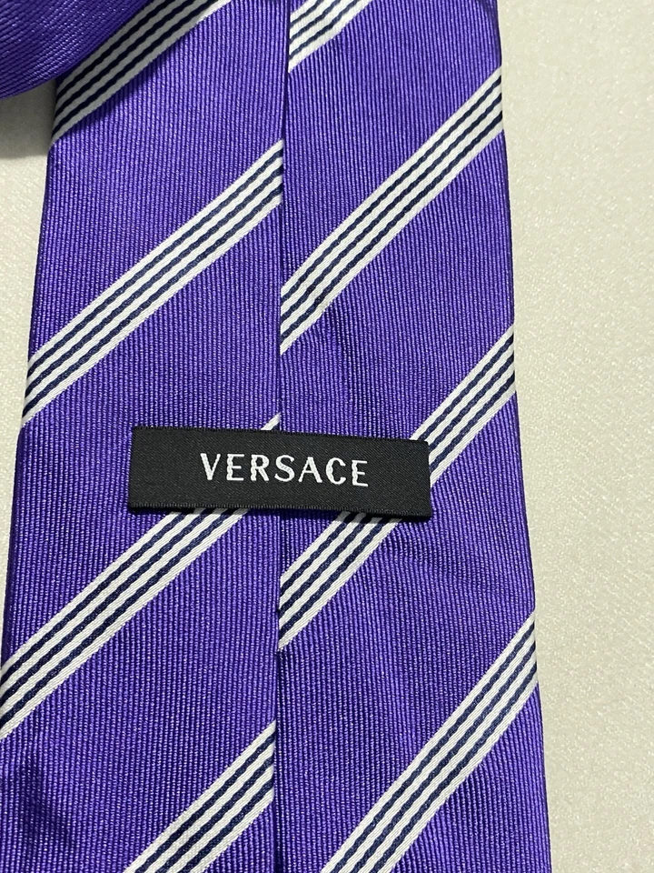 Corbata de hombre VERSACE de seda a rayas moradas. Logo de Medusa. Hecho en Italia. Ec Foto 3 de 4