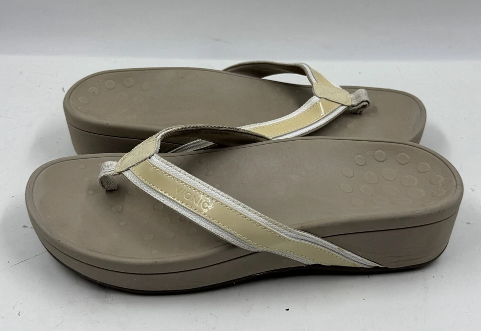 Sandalias Vionic 380 High Tide para mujer 9 beige charol chanclas deslizables Foto 2 de 4