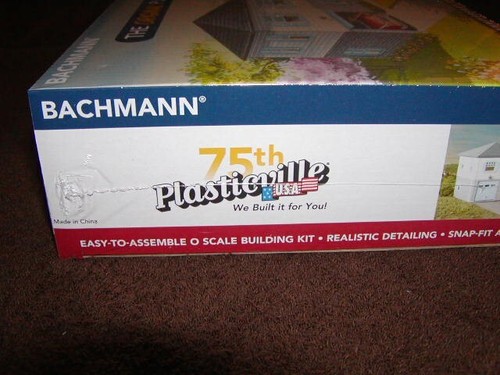 Bachmann 45633 Plasticville USA Kit Split Level House 75th Anniversary O 27 Seal - Picture 10 of 17
