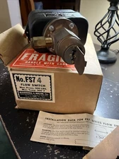 MCDONNELL & MILLER FS7-4 FLOW SWITCH  MAX PRESS 300 LBS  MAX TEMP 300° NOS