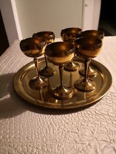 Bicchieri di vodka in metallo vintage a piedi con vassoio da portata, bicchieri