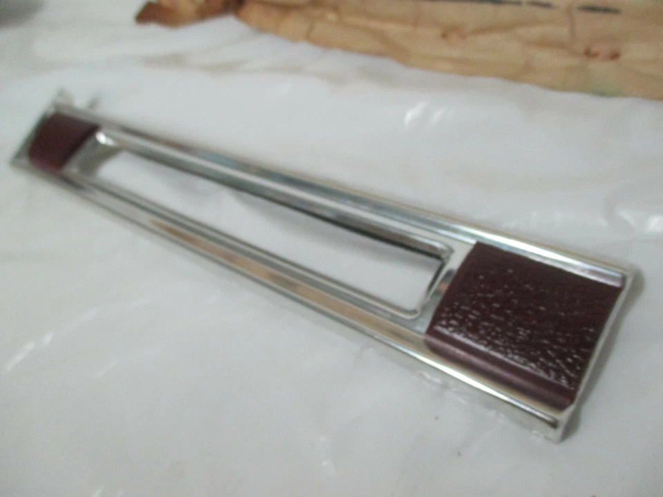 Mopar NOS 82 Dodge 400 Chry LeBaron 2-4DR RH FRT FNDR MLDG с RedVINInsrt 4267836 - Изображение 2 из 4