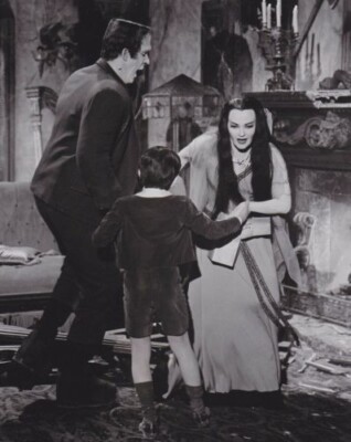 The Munsters Unsigned photo - Fred Gwynne, Butch Patrick and Yvonne De Carlo *43