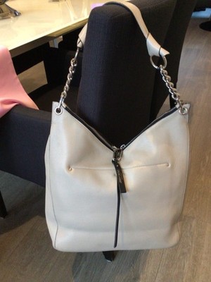 JIMMY CHOO Tasche beige dicke silberne Ketten      