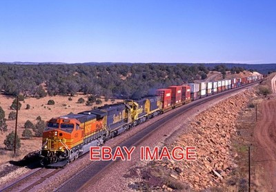 FOTO USA EISENBAHN BNSF 4521 WESTBOUND STACK TRAIN NÄHERT SICH ADLERNEST. 3 NOV