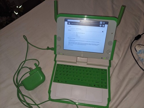 OLPC/Ein Laptop pro Kind XO-1 robuster Kinder-Laptop im Paket mit UK Ladegerät