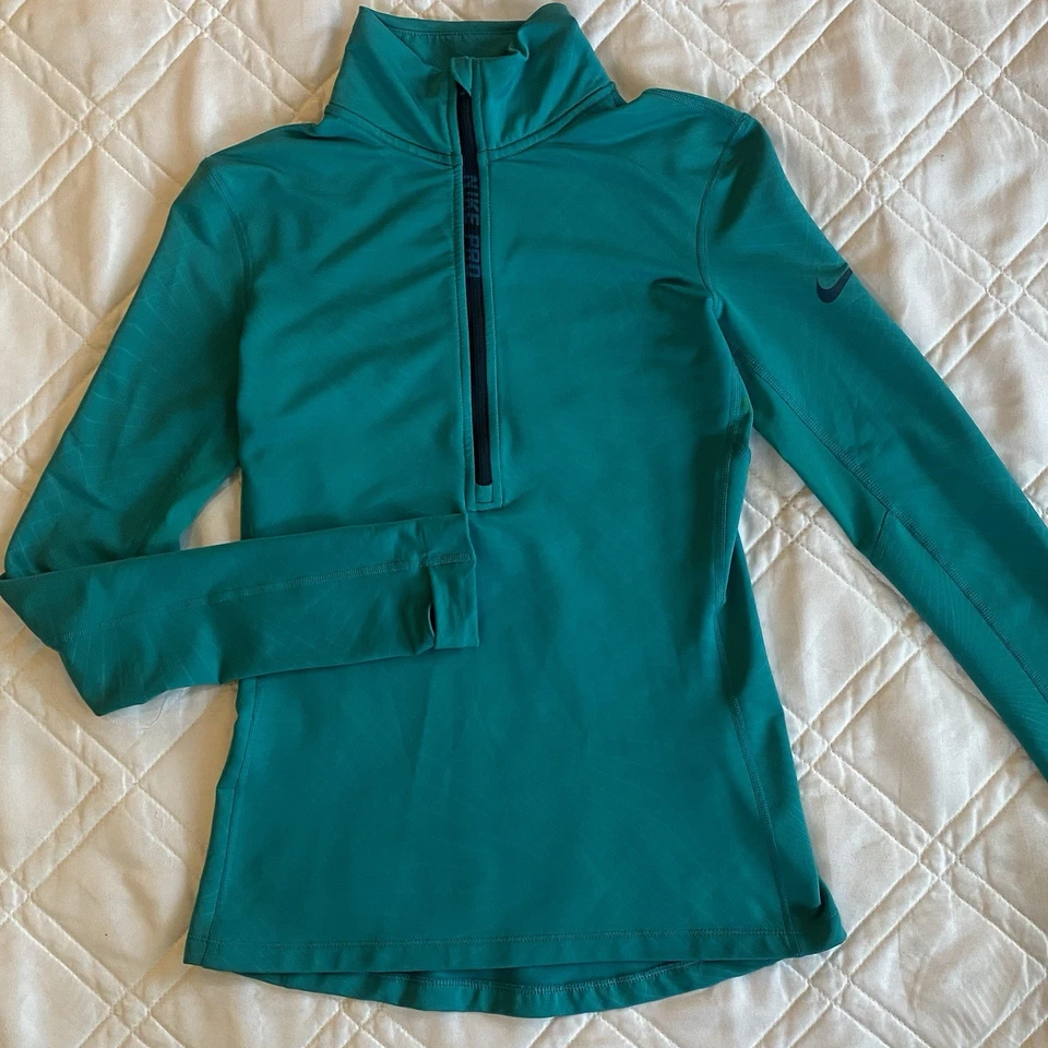 Pulôver Nike Pro Hyperwarm geométrico azul-petróleo atlético meio zíper XS feminino - Imagem 2 de 4