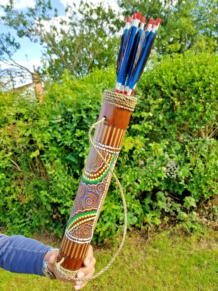 JUEGO TRADICIONAL DE TIRO CON ARCO RECURVO CON 10 FLECHAS Y CARCAJ (TALLADO A MANO Y PINTADO) - Imagen 3 de 4