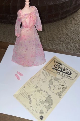 VTG 1978 Kissing Barbie Pink Chiffon Dress With Lip Print,Shoes & Insert  #2597