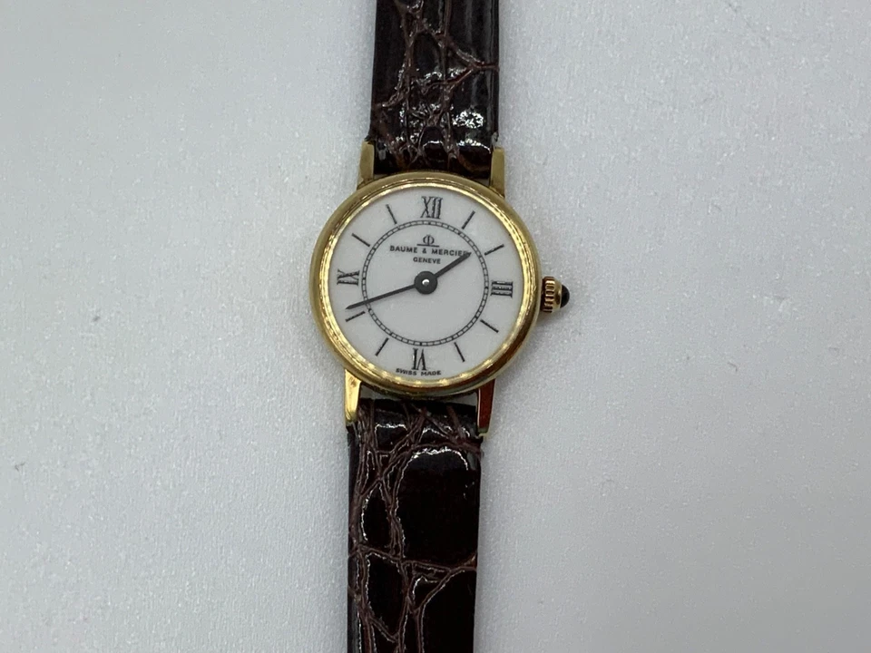 Reloj suizo de cuarzo Baume & Mercier Classima de oro amarillo de 14 quilates de 18 mm para dama Foto 3 de 4