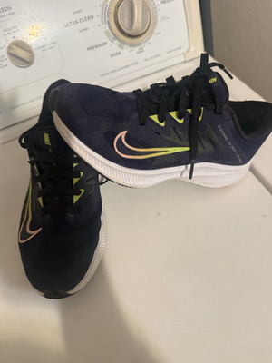 Nike Women Navy/Volt/White Mesh Low Top Lace-Up Running Sneakers