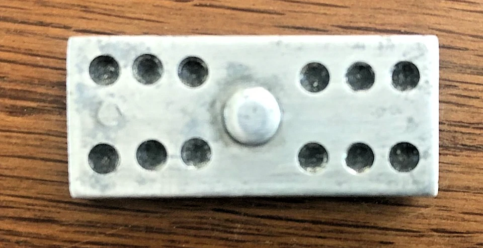 Ancien Jeu de dominos en métal - COMPLET - 28 pièces Dim 1 domino: 3,5 x 1,5 cm. - Photo 2/4