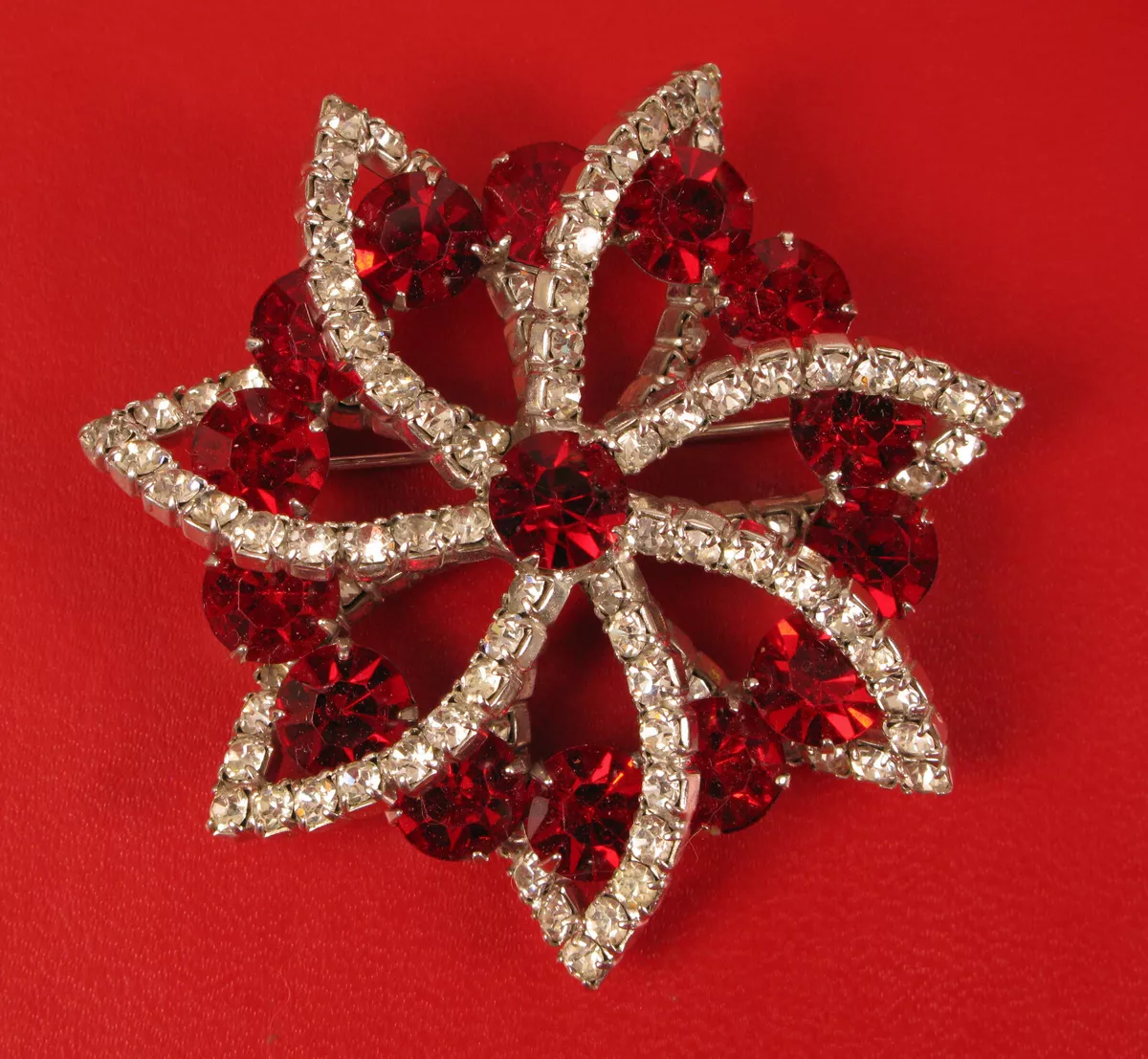 FABULOUS VINTAGE RED CLEAR RHINESTONE FLOWER CLASSIC LOVELY BROOCH PIN !