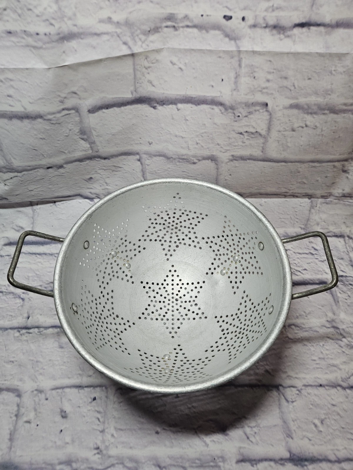Vintage Mirro 9” Aluminum Colander Strainer w/ 7 Stars, Handles, Footed 1970s
Opens in a new window
