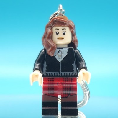 TV-inspirierter Doctor Who Minifigur-Stil Schlüsselanhänger | Clara Oswald | kostenlose Geschenkbox