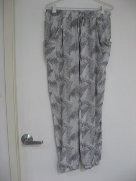 DECJUBA LIGHT GREY PATTERNED HAREM PANTS WITH POCKETS+DRAWSTRING TIE SIZE 10