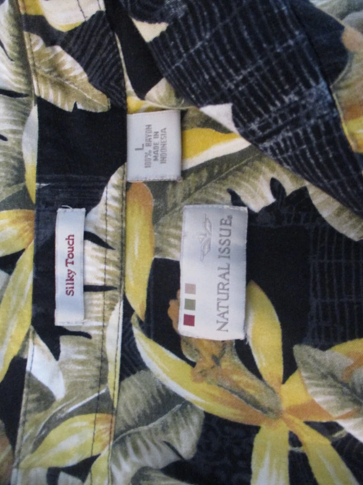 Camisa para hombre Natural Issue seda con botones talla L negra floral Foto 3 de 4