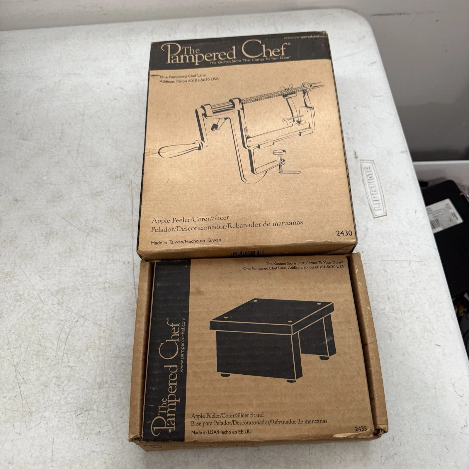 The Pampered Chef Apple Peeler/Corer/Slicer in Box + Wooden Stand #2430 & #2435