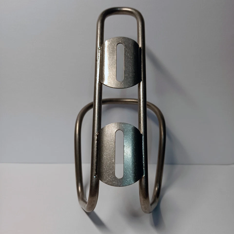 Ультралегкая клетка для бутылки с водой необработанного цвета с титановыми трубками и бесплатными болтами M5 Ti - Изображение 3 из 4