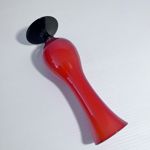 Mid Century Modern Retro Cased Glass Bud Vase Red & Black Base 21.8cm Tall x 7cm - Picture 7 of 7