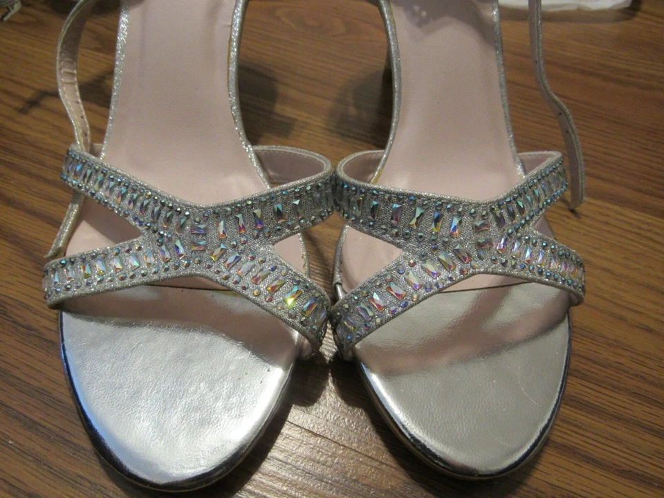 CAMILLE LA VIE, MUJER NUEVO PLATEADO HECHO POR EL HOMBRE 2.5" TACÓN NOCHE ESTRÁS TALLA 7.5 Foto 2 de 4