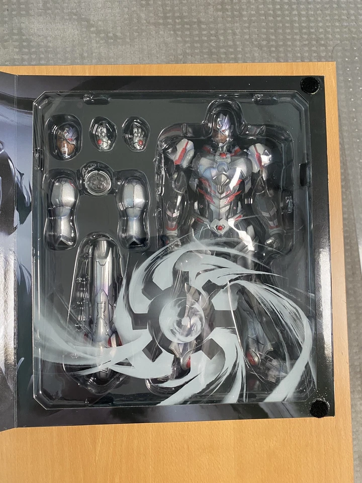 Boneco de ação DC Comics VARIANT PLAY ARTS Kai Cyborg - Imagem 2 de 4