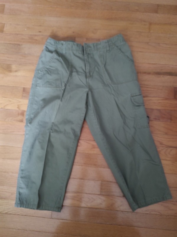 Mountain Lake Olive Green Cargo Capri Pants Size 10