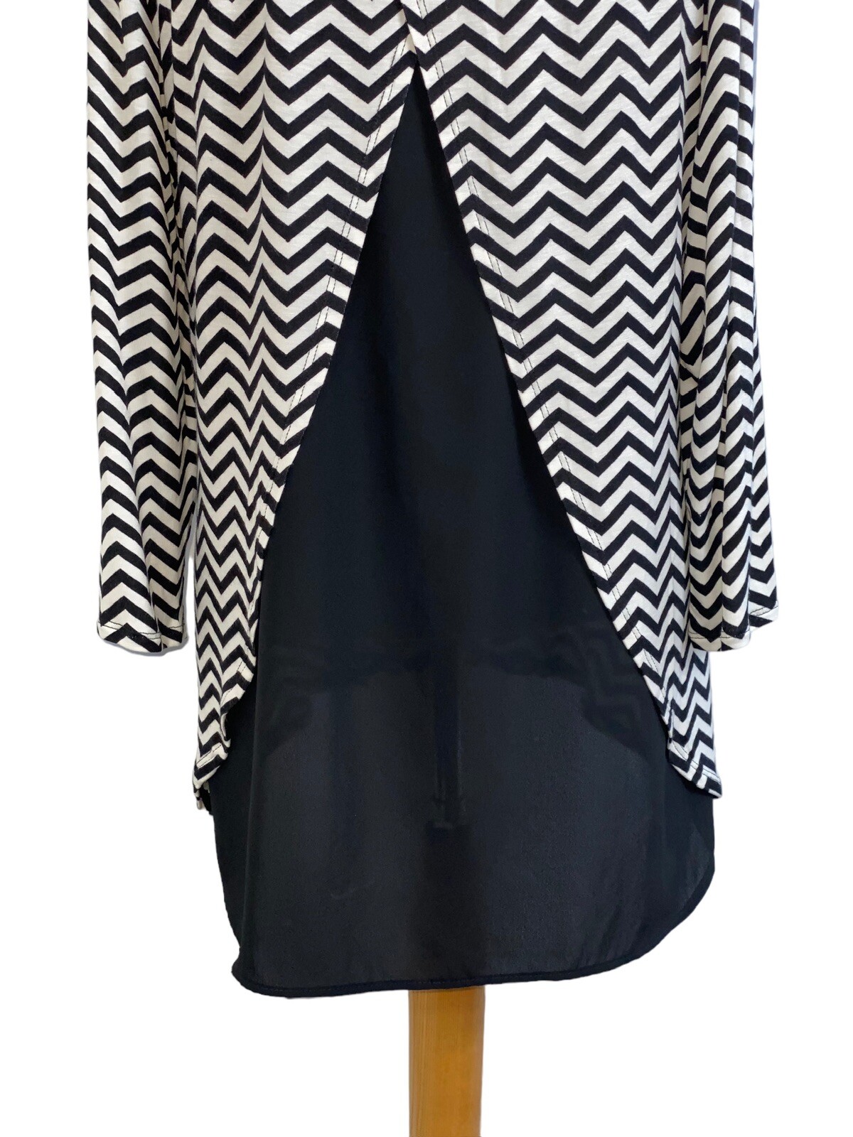 B.L.U.E Black White Chevron Pattern Split Back Lo… - image 8