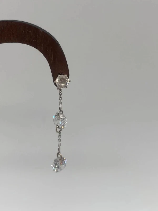 boucles d’oreilles pendantes en or blanc 18K - Photo 2/4