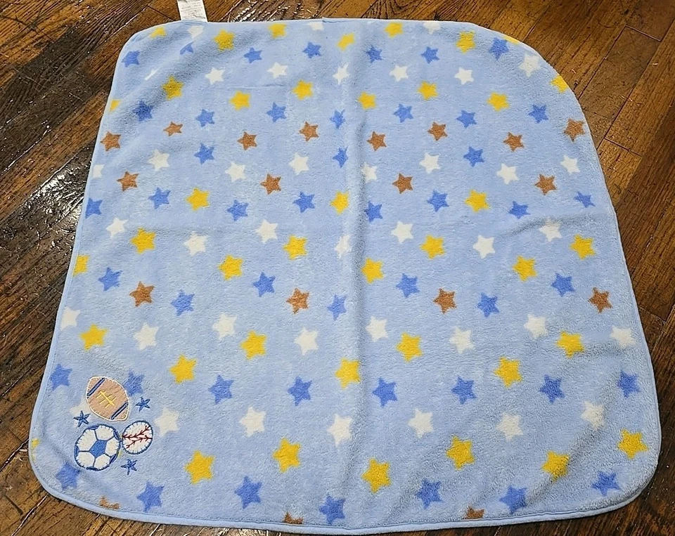 Manta estrella de felpa azul con estrellas y deportes Regent Baby Products Foto 2 de 4